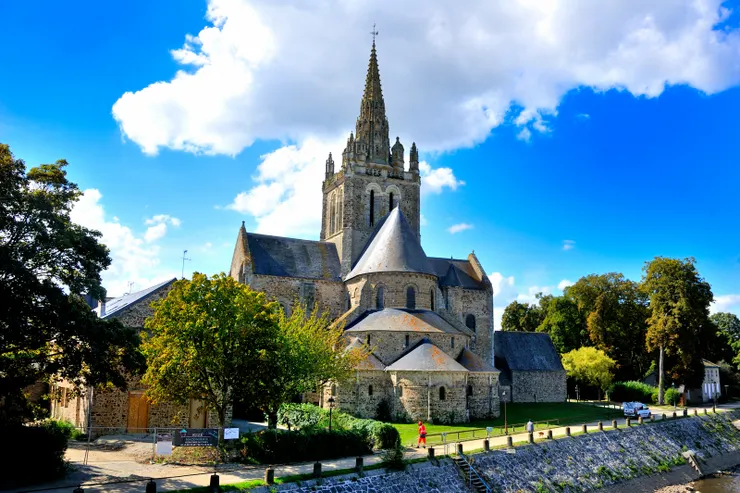 【途經阿韋涅爾聖母大教堂小停留，它在拉瓦勒奠基千年無須我聽說！在拉瓦勒(Laval)望見馬耶訥河(Mayenne)畔一座古老壯觀的教堂，便臨時起意停車去瞧瞧。】