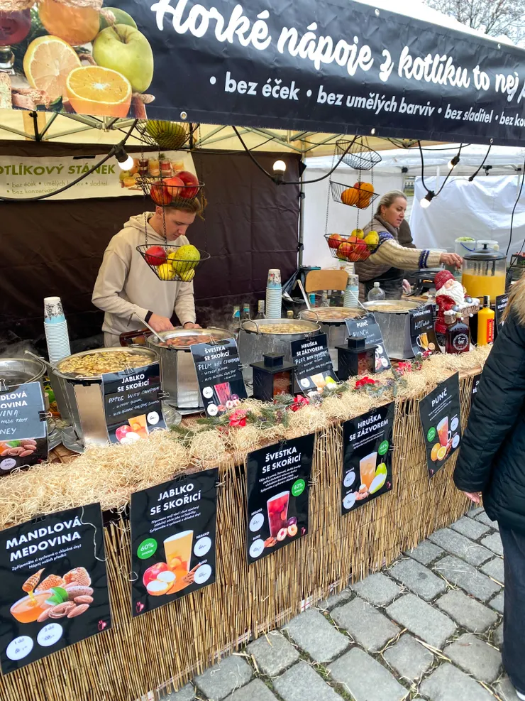 ▲旅遊的時候正值11月入冬，喝杯由蘋果、柑橘、蜂蜜或肉桂…等熬煮的熱紅酒，很受歡迎。