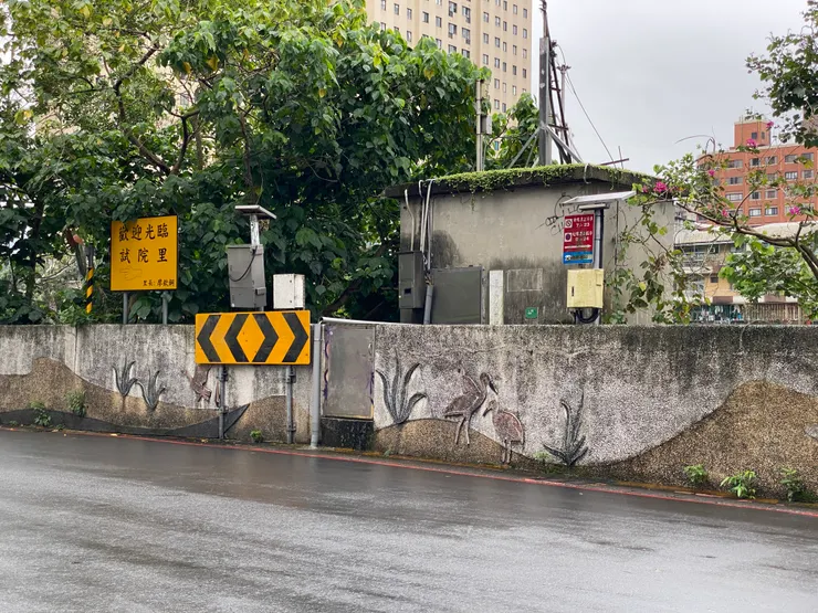 景美街口的抽水站,是過去瑠公圳在景美街架設木梘橋,通往景美街的出口