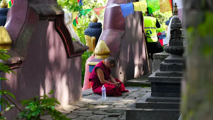 邊打坐邊滑手機的和尚