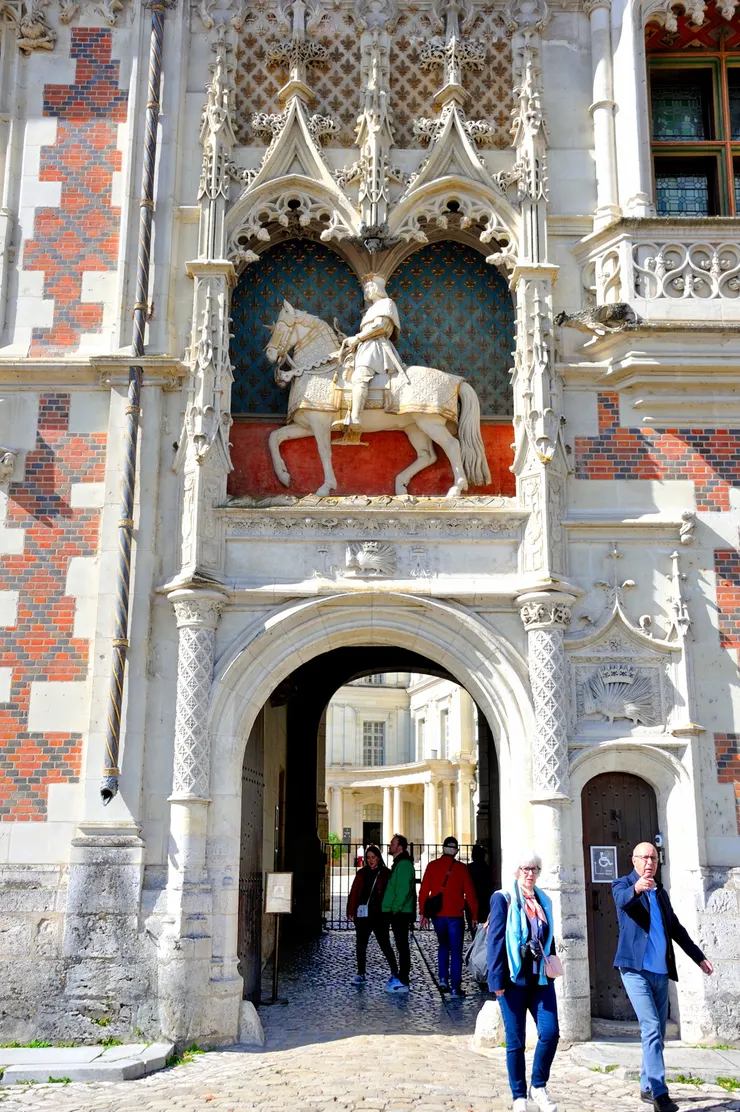 【正門面向廣場路易十二挺坐馬上】