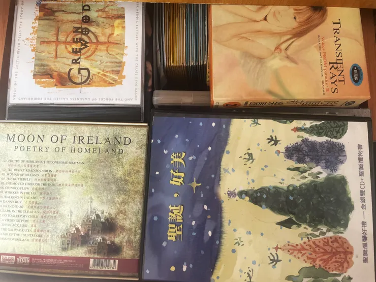 房間的某個抽屜櫃裡，一打開就是滿滿的CD。