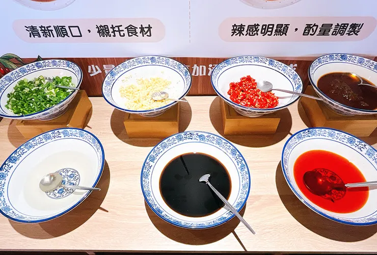 大滿貫功夫鍋提供的醬料自助吧，包含蔥花、蒜泥、辣椒、沙茶等新鮮辛香料供顧客調配。