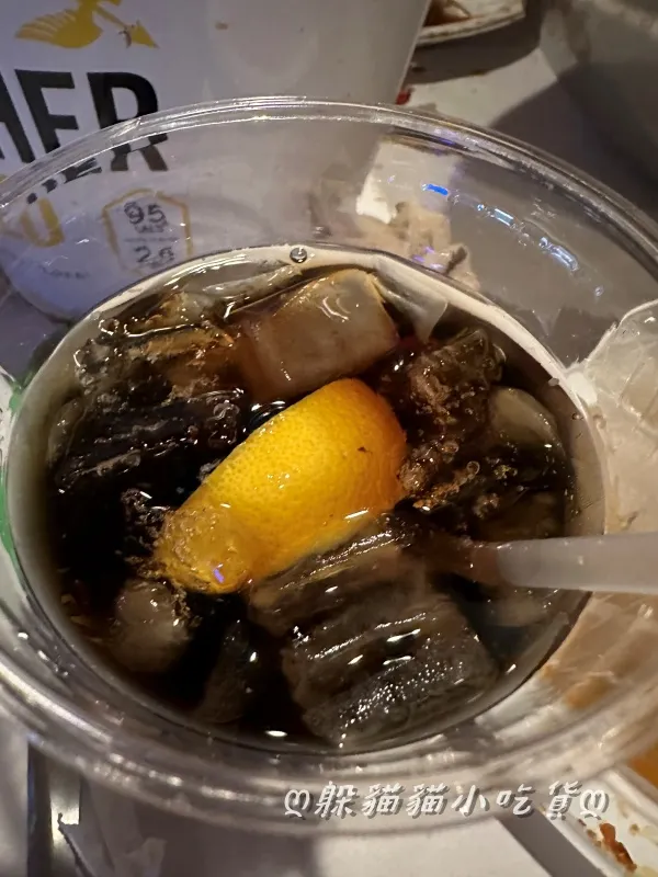 可樂放一片萊姆，喝起來清爽順口