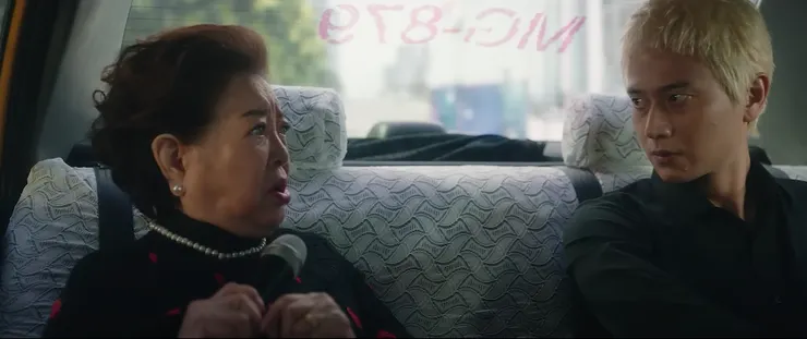 阿嬤與不良少年的搭配反差又好笑