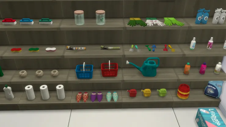 這邊有點像家品店,擺放著拖鞋、園藝用品等。