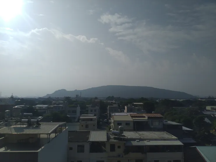 圖示：台灣高雄的半屏山。圖片來源為張居隱：https://www.shutterstock.com/zh/image-photo/2331923403