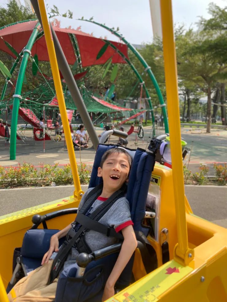 身障手足與健康手足都需要玩。後面的攀爬架對於行動不便的腦麻兒爬不起,但至少有輪椅可進的輪椅盪秋千。〔台中黎新公園〕