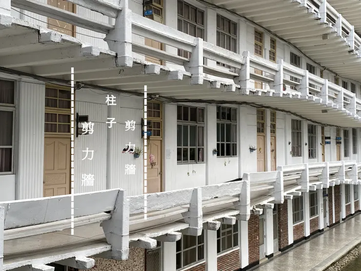 教室前門不是正好開在柱子旁邊，而是先有一道剪力牆，然後才是教室前門