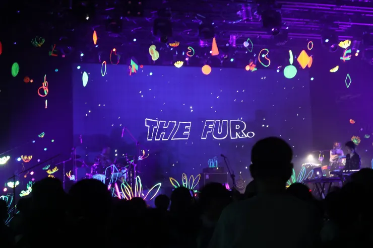 演唱會開始，舞台上方的吊飾發出亮光