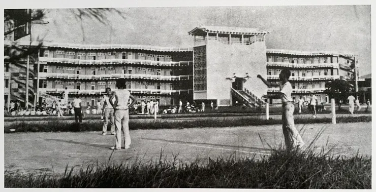 三信家商波浪大樓，外觀全景舊照（國立臺灣博物館提供。圖片拍攝自展場）