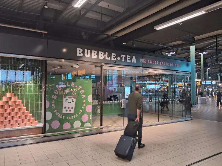 荷蘭阿姆斯特丹的國際機場竟然也開了一家珍珠奶茶店，只可惜沒有呈現任何台灣的符碼在其中（在猜應該不是台灣子弟開的）。