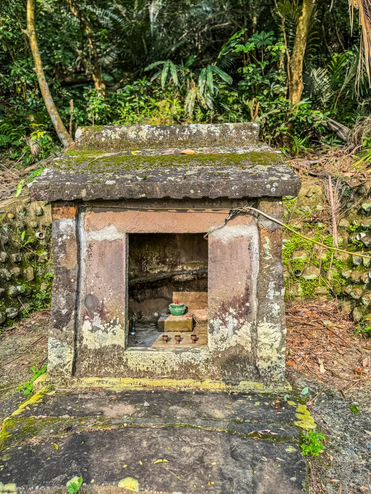 這間田頭公和其它在淡蘭古道上的土地公廟不一樣，它沒有有尖尖的屋頂～
