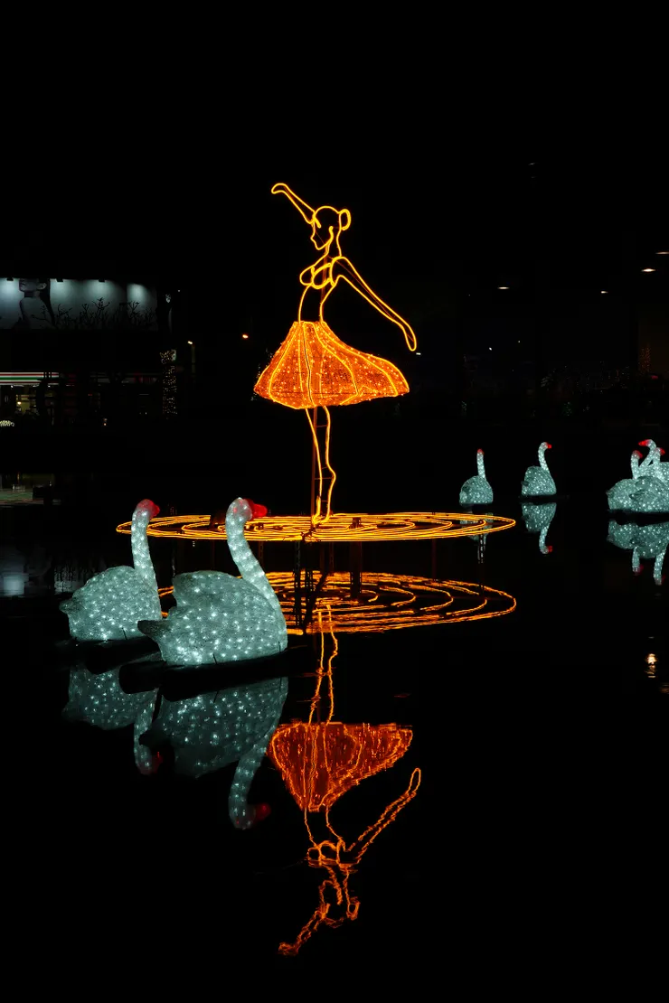 夜晚時，光影照映在水面上，形成另一種美景