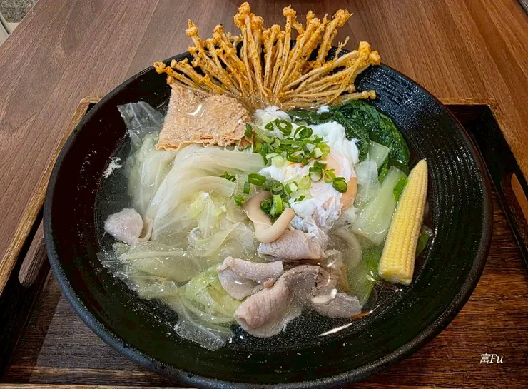 經典原味。經典永不退敗~湯頭清甜，食材大多都是原型食物，吃完不會很渴，可以整碗喝完得類型。