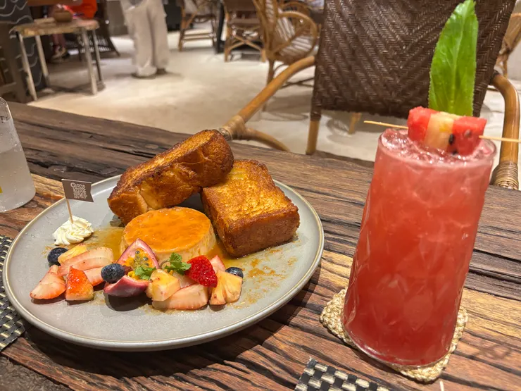 超大盤甜點,吐司很好吃