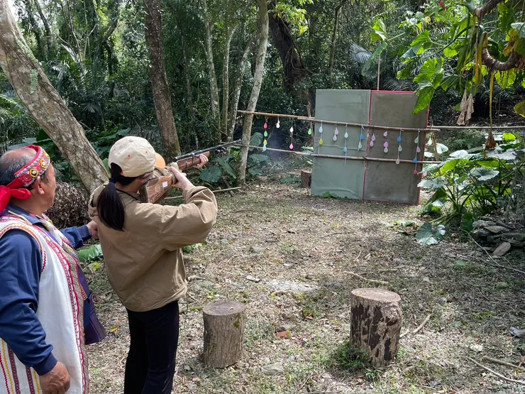 獵槍裡面裝鋼珠，體驗獵槍射擊