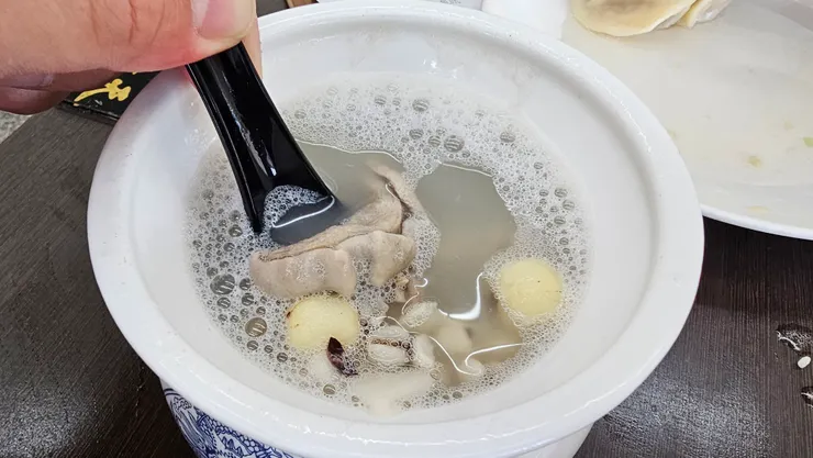 四神豬肚湯的配料相當豐盛!還有一整塊大排骨!