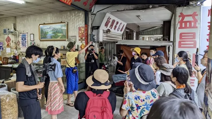 導覽結合劇團表演，昔日故事重現在遊客眼前。（圖片來源：島內散步）