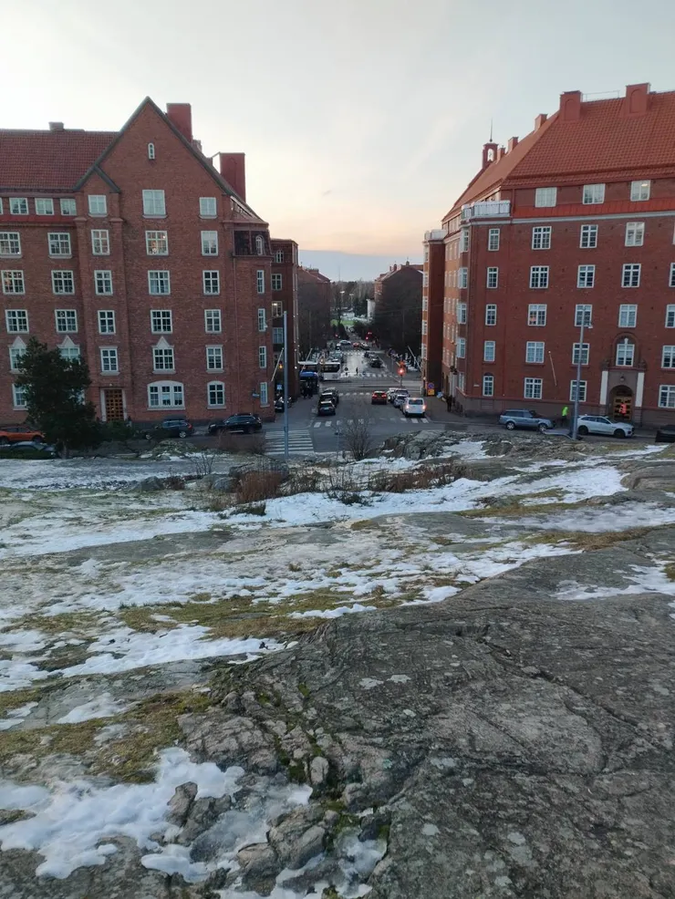 爬上岩石教堂往外看～