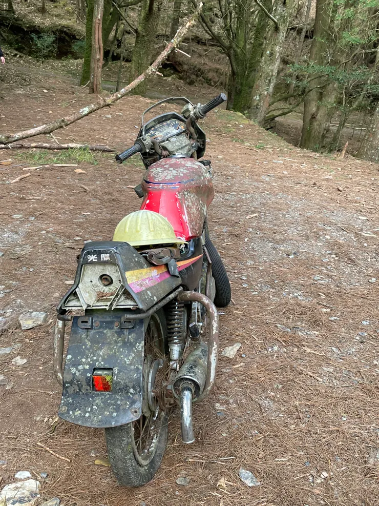  西巒大山地標-廢棄機車