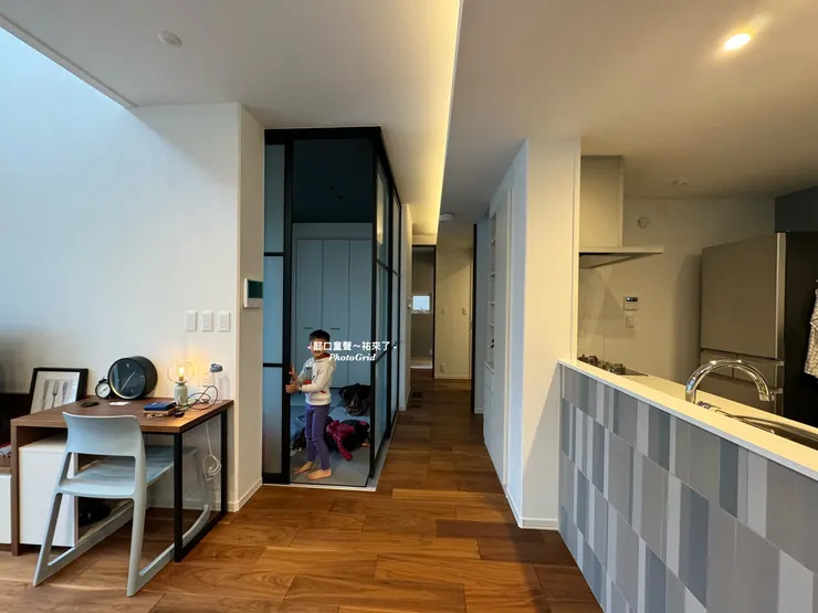 緊鄰傳統和式榻榻米房、廚房。