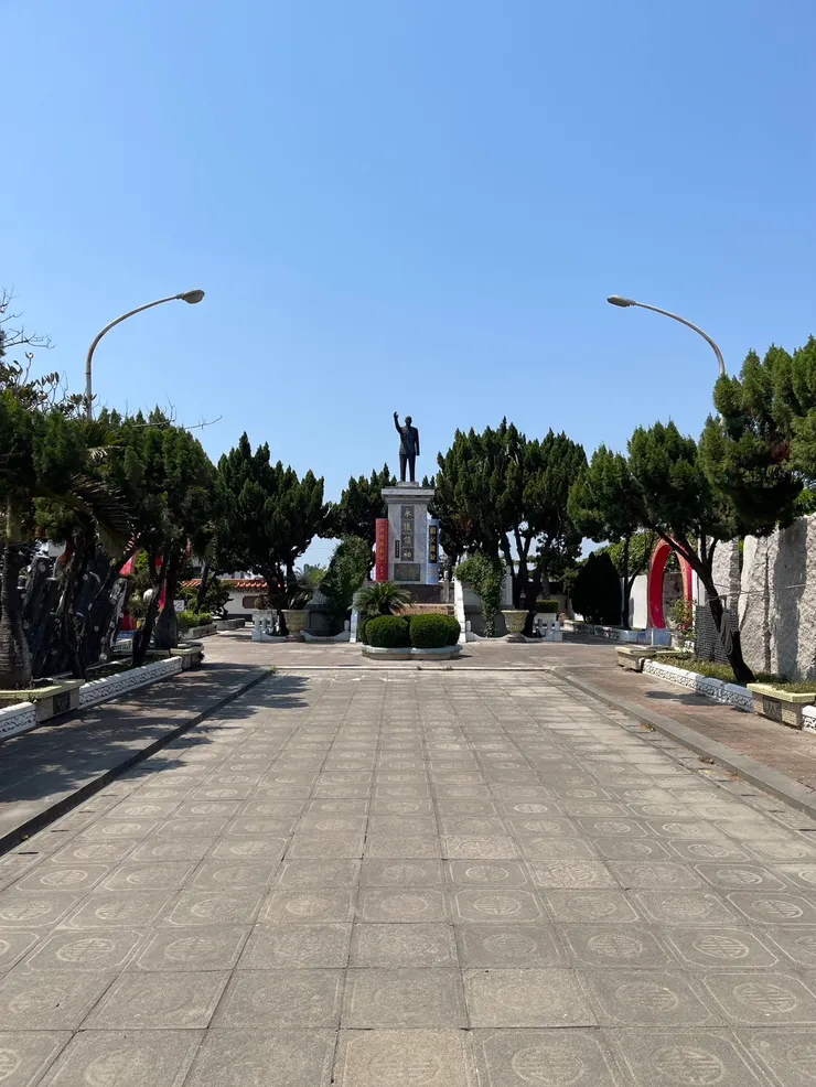 剛進去的地標—銅像