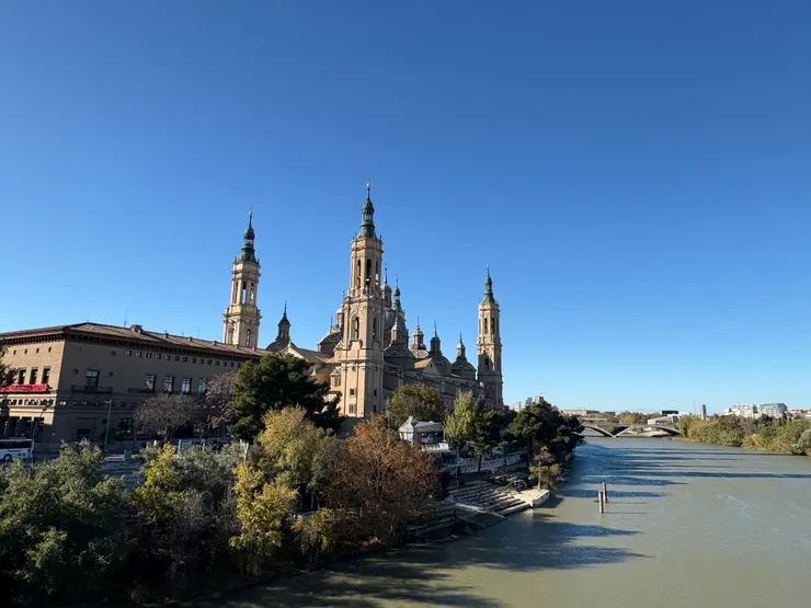 從石橋遠眺的畫面