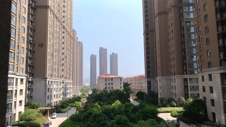 大片綠意包圍著嶄新大樓，街道寬敞乾淨，空氣都顯得更輕鬆；走在其中少了台北的壓迫，多了餘裕，這樣的生活環境，真的讓人重新思考什麼才是品質。