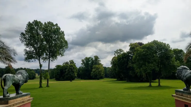 門口的兩隻銅獅子