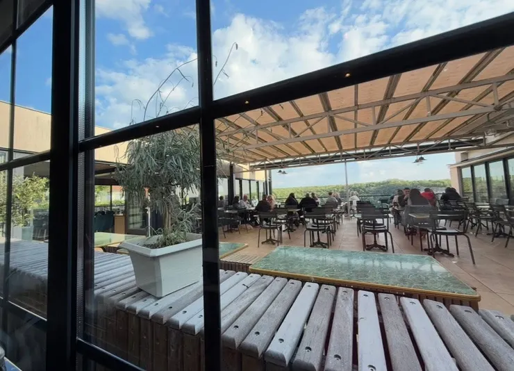 餐廳戶外區坐滿了人