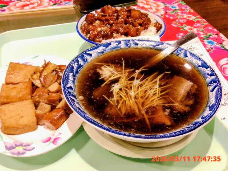 羊小排湯 $145 滷肉飯(小)$40 寶杏三拼—百頁豆腐、豆乾、豬頭皮 $55