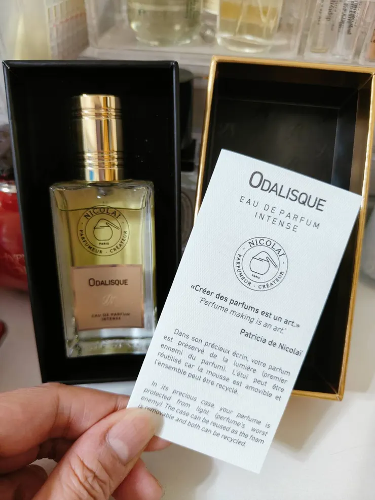 我喜歡nicolai香水盒內附上的小小說明卡