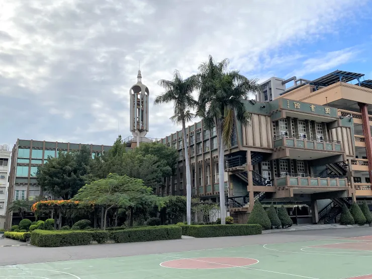 三信家商學生活動中心。屋頂上的紡錘型塔樓為醒目標誌