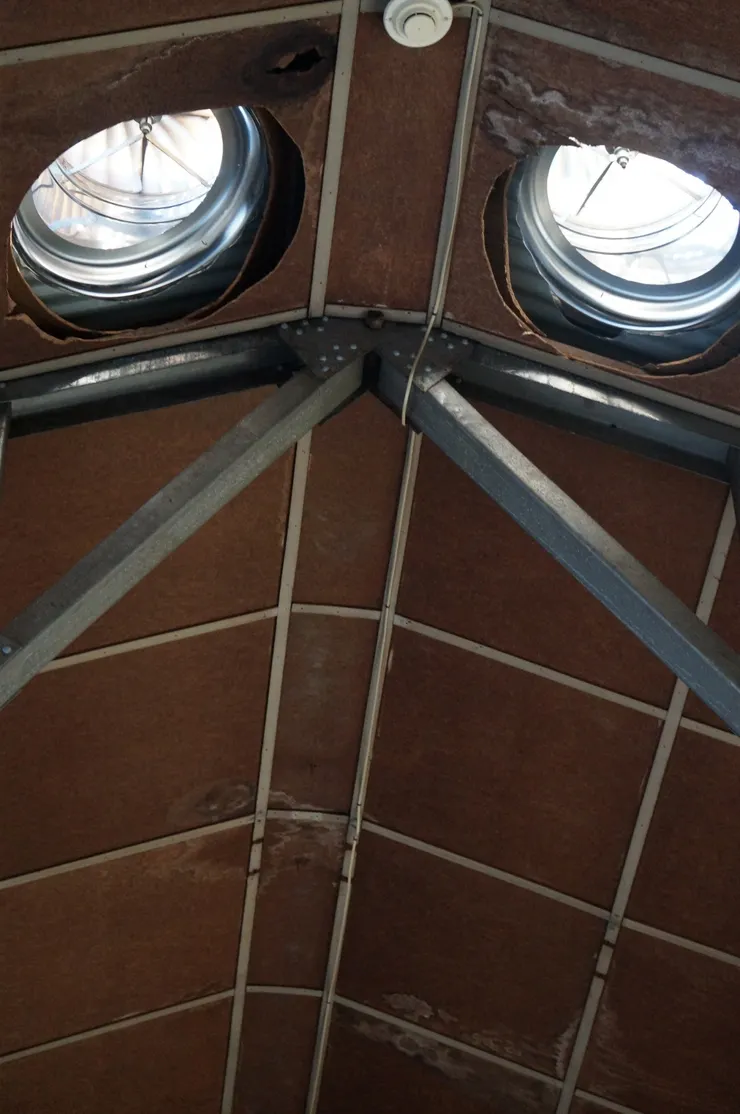 作為材料室使用的綠色倉庫，以鋁桁架支撐斜屋頂。（2021年。筆者友人提供）