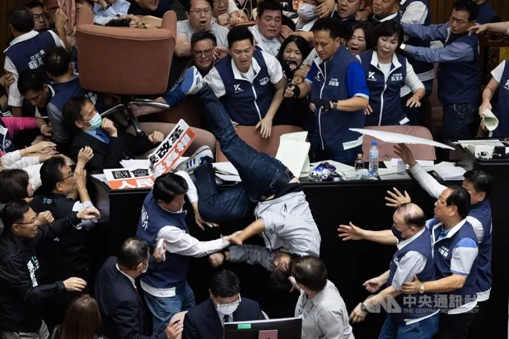 立院衝突的情況