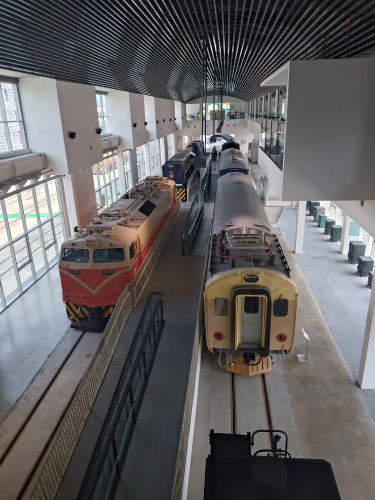 各式機車頭；右前方為已退役的英國婆仔自強號。