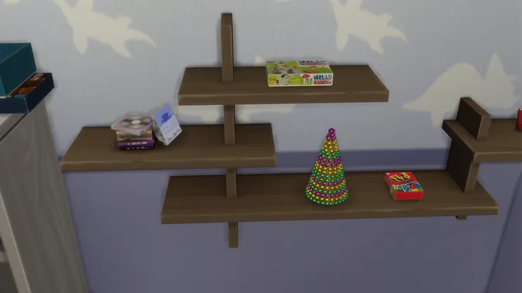 這小男生有很多不同款式的桌遊。