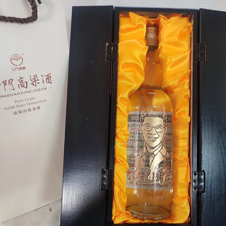 這是一個關於客製化禮物的故事。  在台北市的一個小巷子裡，有一家不起眼但極具特色的手工藝品店，名叫「心意雕刻」。這家店專門提供各種客製化的禮物，包括酒瓶雕刻、木製飾品和金屬工藝品等。店主阿明是一位充滿創意和熱情的藝術家，他總是能將客戶的想法完美地轉化為獨一無二的作品。  某一天，一對即將結婚的年輕情侶走進了店裡。他們希望能找到一個特別的禮物，作為結婚紀念品。阿明熱情地接待了他們，並詢問他們的需求。經過一番討論，他們決定選擇一個酒瓶雕刻作品，作為他們婚禮上的祝酒用具。  阿明仔細聆聽了他們的故事，了解到這對情侶是在一場葡萄酒品鑒會上相識的，因此對葡萄酒有著特殊的情感。他靈機一動，決定在酒瓶上雕刻出他們相識的場景，以及一些象徵愛情的圖案，如愛心和玫瑰。  在接下來的幾天裡，阿明投入了大量的精力和心思。他精心設計了每一個細節，確保雕刻出來的作品既美觀又具有深刻的意義。終於，在婚禮前夕，作品完成了。當這對情侶看到雕刻好的酒瓶時，他們驚訝不已，感動得幾乎流下淚來。  在婚禮當天，這個雕刻酒瓶成為了全場的焦點。它不僅是一件藝術品，更是一段美好回憶的載體，見證了這對新人從相識到結婚的美好旅程。  「心意雕刻」不僅為客戶提供了獨特的禮物，更將每一件作品都賦予了深刻的情感和故事。對阿明來說，這就是他堅持手工製作的最大意義所在