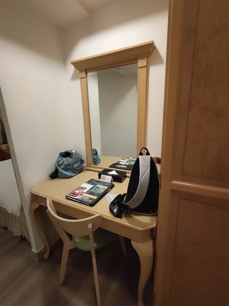 門口左側為衣櫃和梳妝台