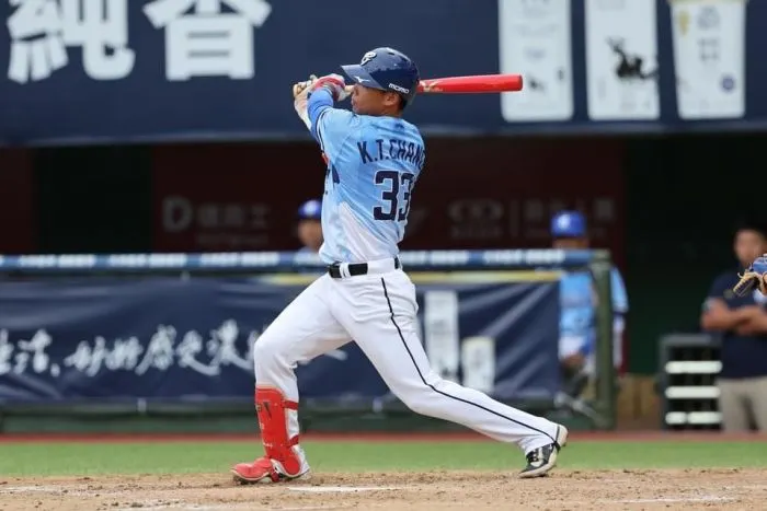 張冠廷擊出逆轉安打(圖片來源:富邦悍將fb)