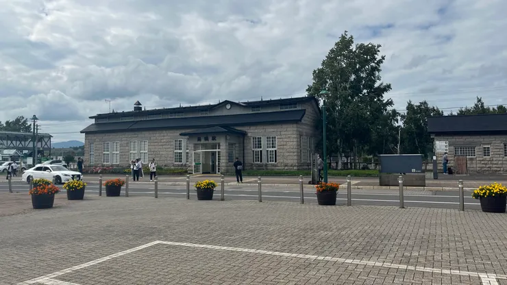 跟一般日本車站的風格相比，真的有點區別。