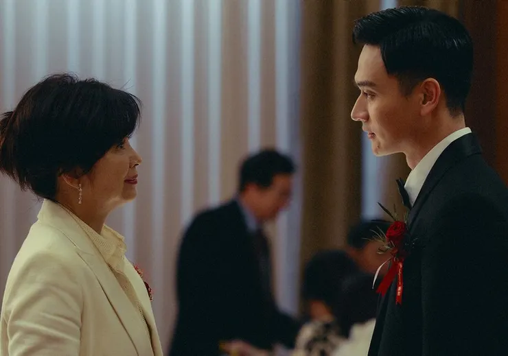 男主與自己的生母對話,圖片取自遠見雜誌