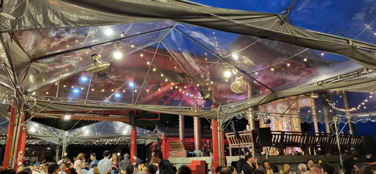 在文昌祠(廟)前辦桌，右邊的古戲台有劇團表演