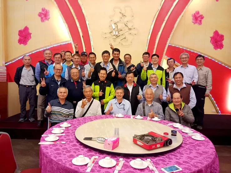 【顧念舊情促成群組還要定期相聚！癸卯歲末與煤場老同事餐敘！場長早先請我成立煤場群組，並希望大家能定期聚會。】