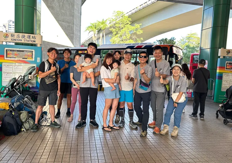 本週一到新店站探班拔刀爾山反光路標施作隊伍