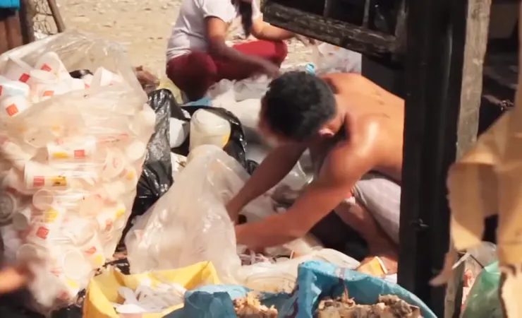 大家吃不下丟掉的廚餘,對菲律賓貧民窟的居民來說,已是最珍貴的佳餚