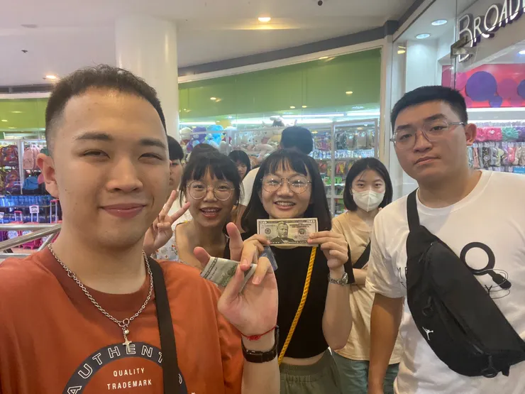 換個披索也要拍照的觀光大使