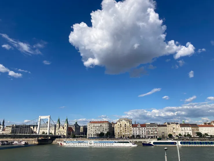 盧達溫泉頂樓的多瑙河風光