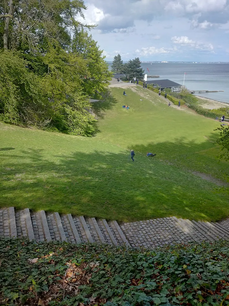 也有人躺在斜坡上